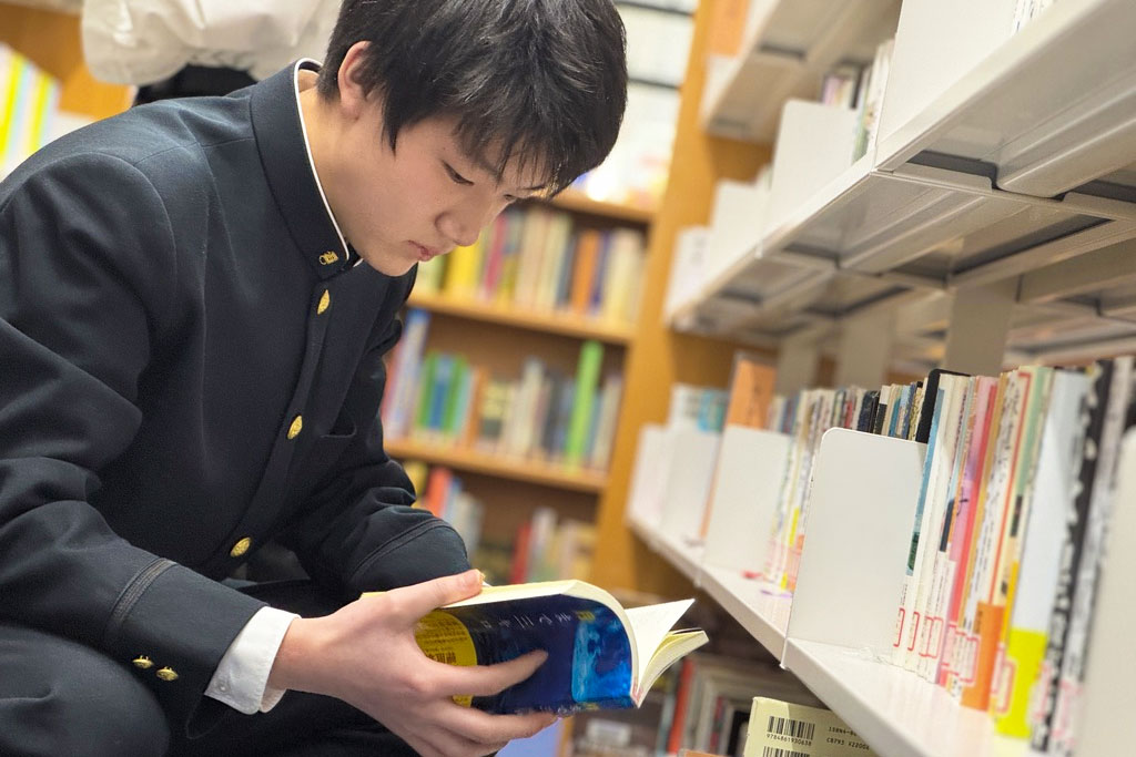 読書をする生徒