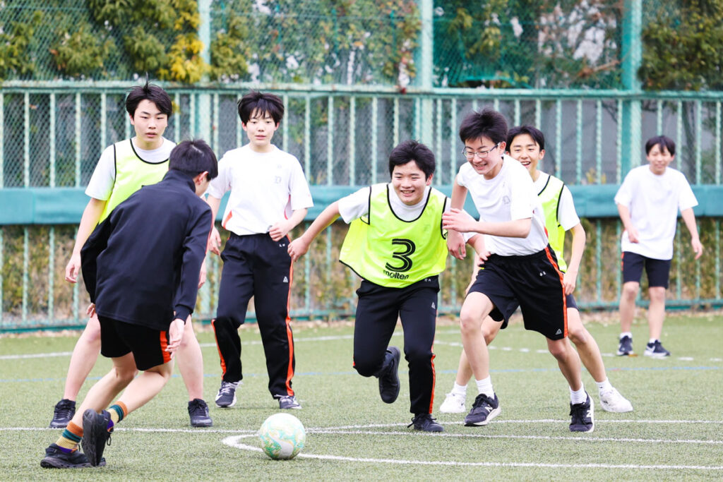 体育の授業風景（サッカー）
